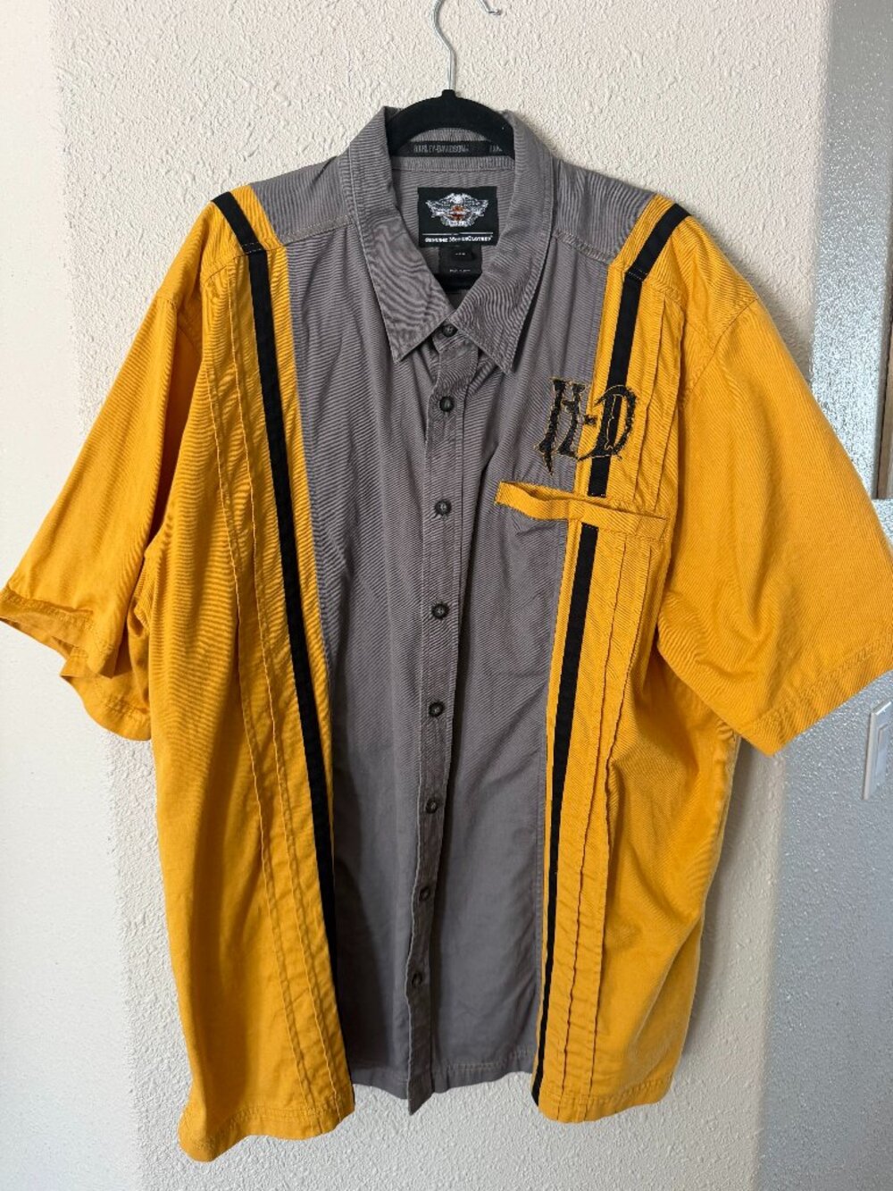 Vintage Harley-Davidson men’s short sleeve color block shirt in size 3XL.